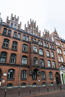 Almanya 'nın eski Hanover kasabasındaki klasik binaların cephesi 