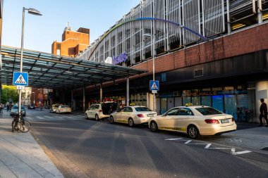 Hanover, Almanya - 19 Ağustos 2019: Hauptbahnhof, merkez tren istasyonunun yanında taksi durağı, sırada bekleyen taksiler ve Almanya 'nın Hanover kentinde insanlar 