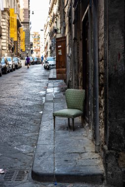 Napoli 'nin eski bir kasabasında kaldırımda sandalyeli eski binaların dar sokakları.
