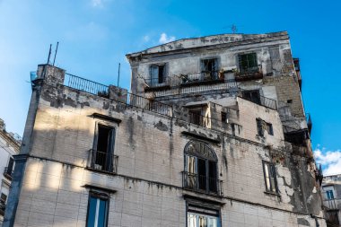 Napoli, İtalya 'nın tarihi merkezindeki eski bir klasik binanın cephesi