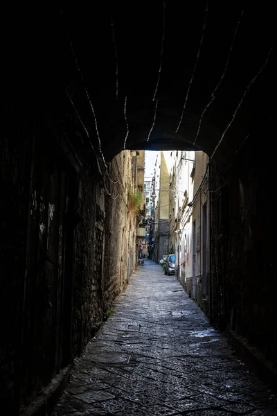 意大利那不勒斯老城狭窄的街道上停着停着的汽车 — 图库照片