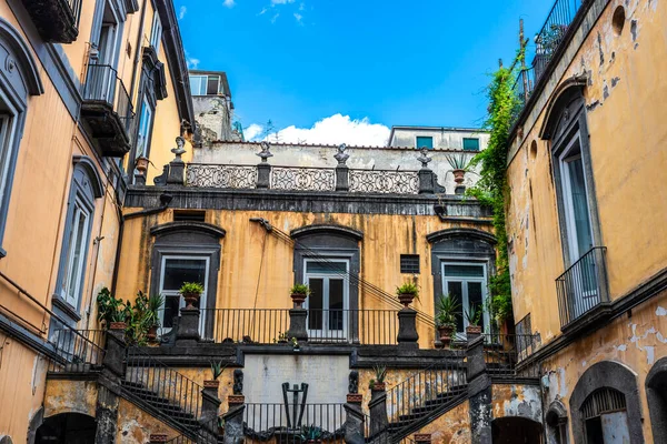 Napoli Nin Tarihi Merkezinde Iki Merdivenli Büstlerle Süslenmiş Klasik Bir — Stok fotoğraf