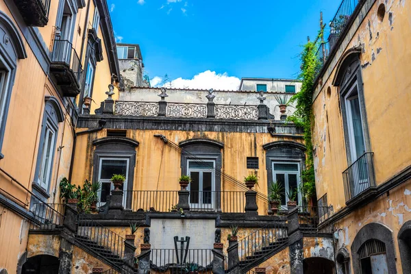 Fachada Edifício Clássico Mansão Com Duas Escadas Decorado Com Bustos — Fotografia de Stock