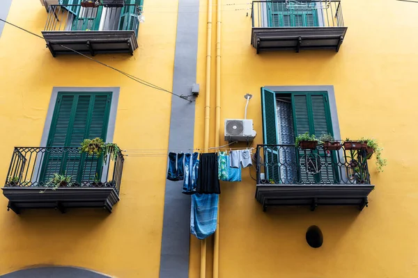 Fachada Edificio Clásico Amarillo Con Ropa Colgante Centro Histórico Nápoles — Foto de Stock