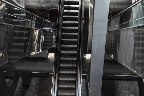 Абстрактный Обзор Интерьера Центрального Железнодорожного Вокзала Эскалаторе Площади Гарибальди Италия — стоковое фото