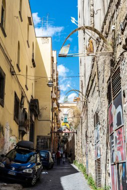 Napoli, İtalya - 9 Eylül 2019: Otomobilleri park edilmiş eski binalar ve İtalya 'nın eski Napoli kentindeki insanlar