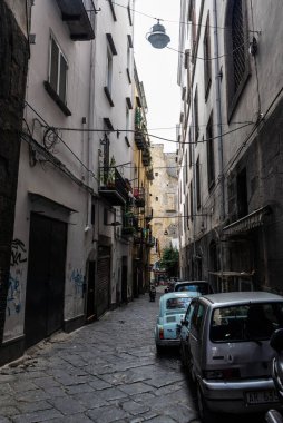 Napoli, İtalya - 9 Eylül 2019: Napoli, İtalya 'da park halindeki eski arabaları olan eski binaların dar sokakları