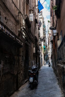 Napoli, İtalya - 9 Eylül 2019: İtalya 'nın Napoli kentindeki eski motosikletli eski binaların dar sokakları
