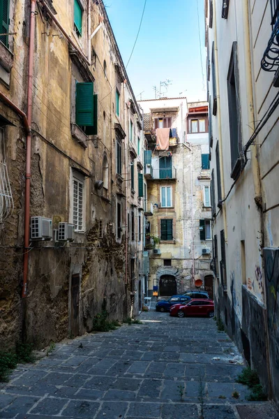 Nápoles Italia Septiembre 2019 Calle Estrecha Edificios Antiguos Con Coches — Foto de Stock