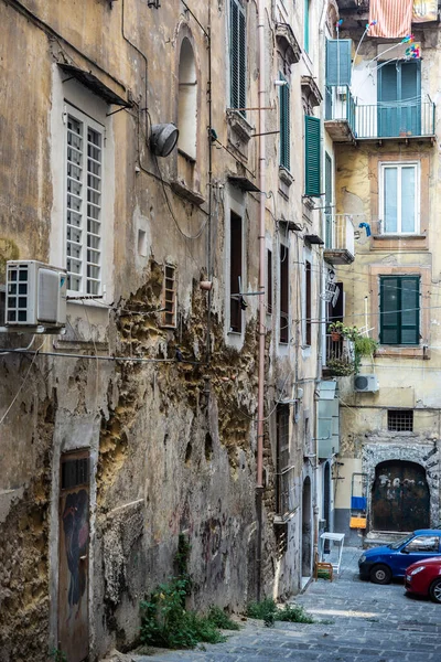Napels Italië September 2019 Smalle Straat Van Oude Gebouwen Met — Stockfoto