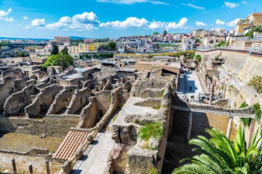 Herculaneum antik arkeoloji sahasının ve İtalya 'nın Ercolano kentinin Roma harabelerinin manzarası