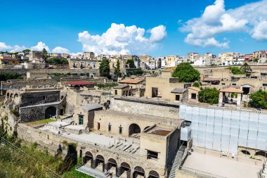 Herculaneum antik arkeoloji sahasının ve İtalya 'nın Ercolano kentinin Roma harabelerinin manzarası