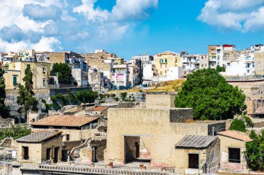 Herculaneum antik arkeoloji sahasının ve İtalya 'nın Ercolano kentinin Roma harabelerinin manzarası