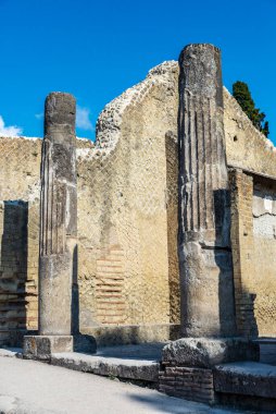 İtalya 'nın Ercolano kentindeki antik Herculaneum arkeolojik sahasının Roma harabelerinin manzarası