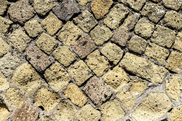 Antike Mauer Mit Ausgewaschenem Kalkstein Und Betonresten Als Hintergrund Den — Stockfoto