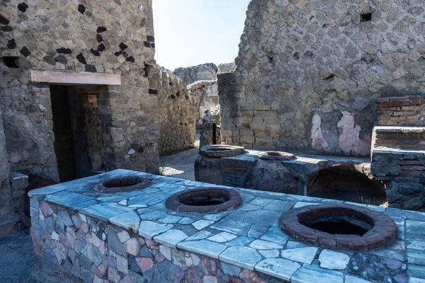 イタリア エルコラーノのヘルクラネウムの古代遺跡のローマ遺跡のバーの遺跡 — ストック写真