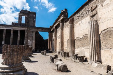 İtalya 'nın Campania kentindeki Pompeii antik arkeolojik sahasının Roma harabelerindeki Bazilika manzarası