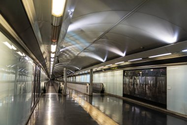 Napoli, İtalya 'daki metro istasyonunun boş bir tünelinde yürüme yolu.