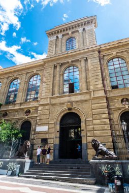 Napoli, İtalya - 9 Eylül 2019: Accademia di Belle Arti di Napoli (Napoli Güzel Sanatlar Akademisi) cephesinde Napoli, İtalya 'da eski bir klasik bina