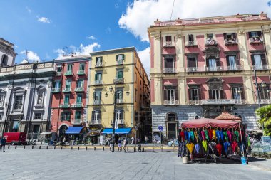 Napoli, İtalya - 9 Eylül 2019: Piazza Dante, kalabalık bir meydan ve Napoli, İtalya 'nın tarihi merkezinde renkli şemsiyeler satan bir büfe.