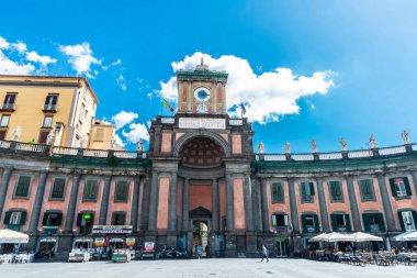 Napoli, İtalya - 9 Eylül 2019: Piazza Dante 'deki Convitto Nazionale Vittorio Emanuele II' nin cephesi, Napoli, İtalya 'daki insanlarla dolu büyük bir halk meydanı