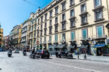 Napoli, İtalya - 9 Eylül 2019: Piazza Dante, İtalya 'nın Napoli, İtalya' nın tarihi merkezinde trafik ve insanlarla dolu büyük bir halk meydanı