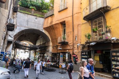 Napoli, İtalya - 9 Eylül 2019: İtalya 'nın Napoli şehrinin tarihi merkezindeki şehir kapılarından biri olan Piazza Dante' deki Port Alba 'daki kitapçılar