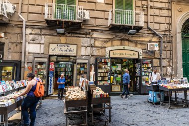 Napoli, İtalya - 9 Eylül 2019: İtalya 'nın Napoli şehrinin tarihi merkezindeki şehir kapılarından biri olan Piazza Dante' deki Port Alba 'daki kitapçılar
