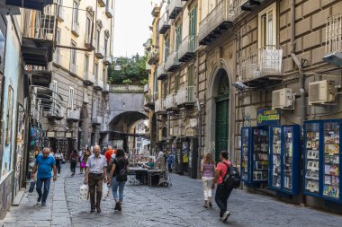 Napoli, İtalya - 9 Eylül 2019: İtalya 'nın Napoli şehrinin tarihi merkezindeki şehir kapılarından biri olan Piazza Dante' deki Port Alba 'daki kitapçılar