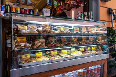 Napoli, İtalya - 9 Eylül 2019: İtalya 'nın eski Napoli kentindeki bir şekerci dükkanında puf böreği ve pizzayla gösterim