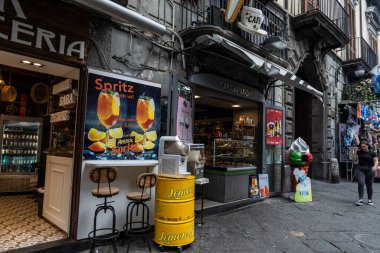 Napoli, İtalya - 9 Eylül 2019: Spaccanapoli, şeker dükkanı, dondurma dükkanı ve İtalya 'nın eski Napoli kentindeki insanlar ile dar bir alışveriş caddesi