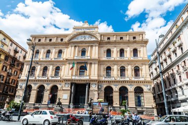 Napoli, İtalya - 9 Eylül 2019: Napoli Ticaret Odası ile Napoli, İtalya 'daki Piazza Giovanni Bovio' da insanların bulunduğu Palazzo della Borsa