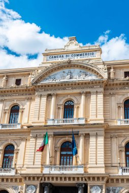 Napoli, İtalya - 9 Eylül 2019: Napoli Piazza Giovanni Bovio, İtalya 'da Napoli Ticaret Odası' nın bulunduğu Palazzo della Borsa 'nın cephesi