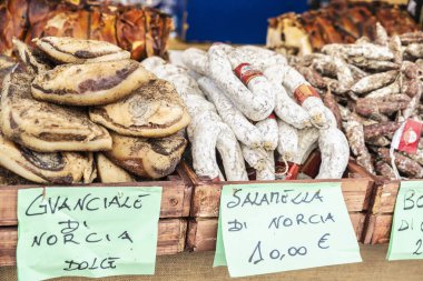 Napoli, İtalya - 9 Eylül 2019: Via Toledo, Napoli, İtalya 'da bir sokak yiyecek pazarında bir sosisçinin sergilenmesi