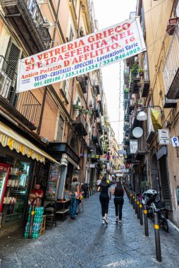 Napoli, İtalya - 9 Eylül 2019: İtalya 'nın eski Napoli kentindeki insanlarla birlikte Quartieri Spagnoli' deki Dar Sokak