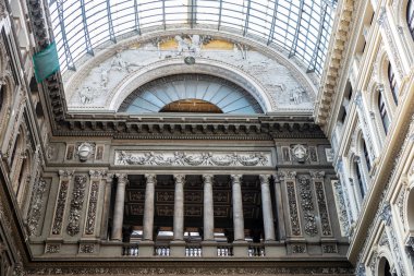 Napoli, İtalya - 9 Eylül 2019: Galleria Umberto I, İtalya 'nın eski Napoli kentindeki alışveriş galerisi