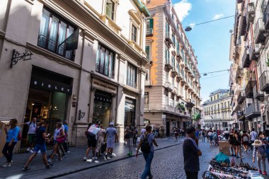 Napoli, İtalya - 9 Eylül 2019: Via Toledo, eski Napoli, İtalya 'da el çantası, kemer ve insan satan bir alışveriş caddesi