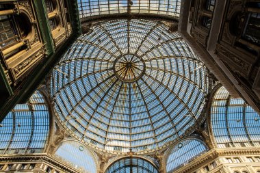 Napoli, İtalya - 9 Eylül 2019: Galleria Umberto I, İtalya 'nın eski Napoli kentindeki alışveriş galerisi