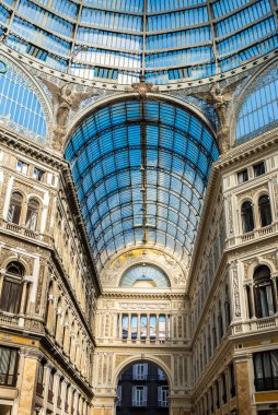 Napoli, İtalya - 9 Eylül 2019: Galleria Umberto I, İtalya 'nın eski Napoli kentindeki alışveriş galerisi