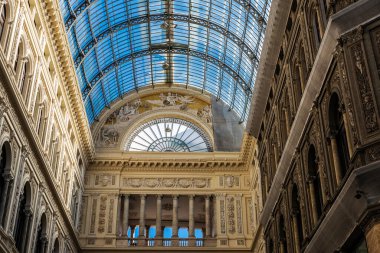 Napoli, İtalya - 9 Eylül 2019: Galleria Umberto I, İtalya 'nın eski Napoli kentindeki alışveriş galerisi