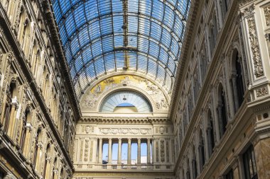 Napoli, İtalya - 9 Eylül 2019: Galleria Umberto I, İtalya 'nın eski Napoli kentindeki alışveriş galerisi