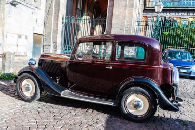 Napoli, İtalya - 9 Eylül 2019: Fiat markasının 1920 'lerden kalma eski antika arabası Napoli, İtalya' da bir caddeye park edilmiş.