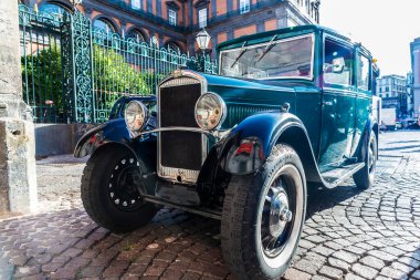 Napoli, İtalya - 9 Eylül 2019: 1920 'lerde Napoli, İtalya' da bir sokağa park edilen Peugeot markasının eski retro otomobili