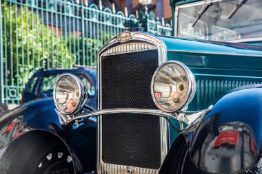 Napoli, İtalya - 9 Eylül 2019: 1920 'lerde Napoli, İtalya' da bir sokağa park edilen Peugeot markasının eski retro otomobili