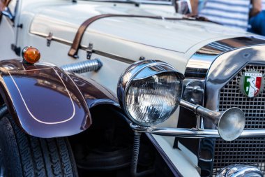 Napoli, İtalya - 9 Eylül 2019: 1920 'lerden kalma eski Mercedes Benz markası Napoli, İtalya' da bir caddeye park edilmiş.