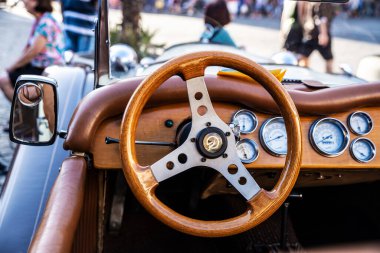 Napoli, İtalya - 9 Eylül 2019: Napoli, İtalya 'da bir caddeye park edilmiş Mercedes Benz markasının 1920' lerden kalma eski bir eski bir eski arabanın tahta direksiyonu ve gösterge paneli