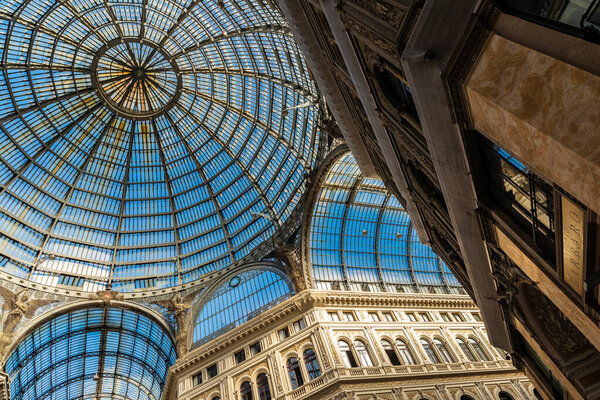 Неаполь, Италия - 9 сентября 2019 года: Интерьер Галереи Умберто I, торговая галерея в старом городе Неаполя, Италия
