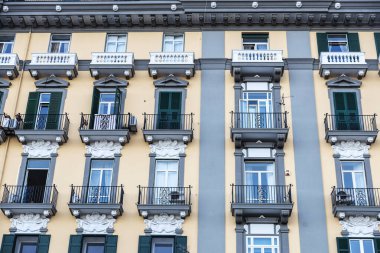 Napoli, İtalya 'nın tarihi merkezindeki eski klasik bir retro binanın cephesi