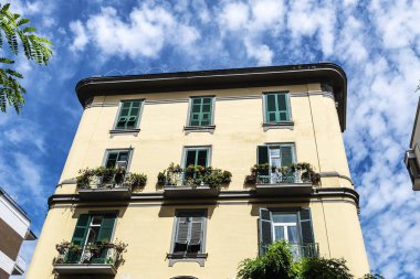 Napoli, İtalya 'nın tarihi merkezinde eski bir sarı binanın cephesi.
