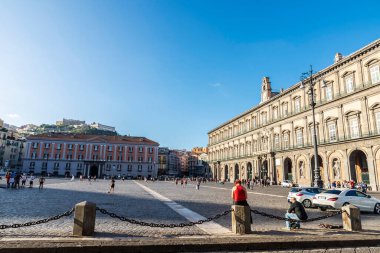 Napoli, İtalya - 9 Eylül 2019: Napoli Kraliyet Sarayı Cephesi (Palazzo Reale di Napoli) ve Napoli Hükümeti Toprak Ofisi Piazza del Plebiscito 'da insanlar etraftayken, İtalya